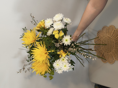 Lemon Meringue - A cheerful blend of yellow, white, and cream blooms, bringing a soft burst of sunshine to any space. With its warm tones, this bouquet feels fresh, uplifting, and effortlessly sweet.
